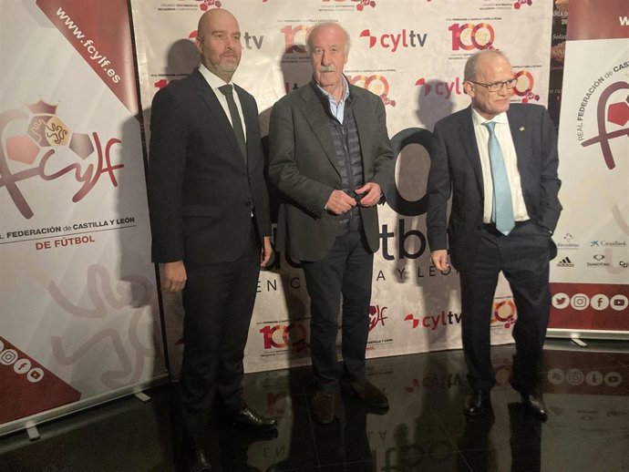 Jorge Losada (i), Vicente del Bosque y Marcelino Maté, mintuos antes de la proyección del documental.