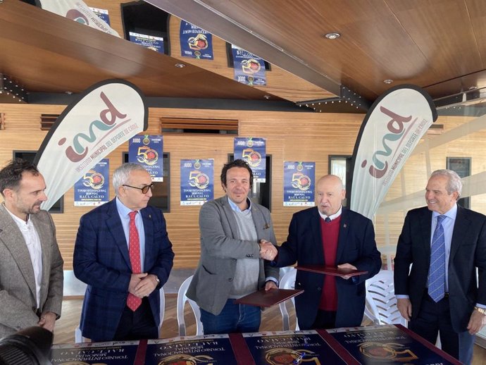 El alcalde de Cádiz, José María González, y el presidente de la Federación Andaluza de Judo, Carlos Calvo, han firmado el convenio de colaboración por el que la capital gaditana se confirma como sede del Torneo Internacional Memorial Raúl Calvo
