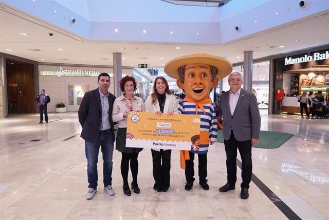 Puerto Venecia recauda 1.600 euros con la venta del muñeco Zagazudo 'El Gondolero' para la asociación aragonesa que atiende a niños con cáncer Aspanoa.