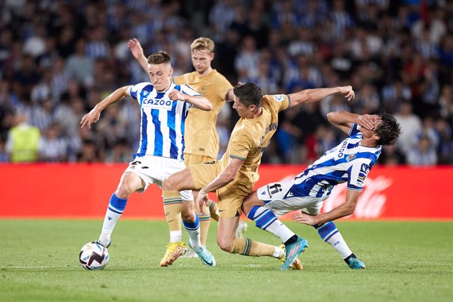 Archivo - Robert Lewandowski of FC Barcelona competes for the ball with Robin Le Normand of Real Sociedad during the La Liga Santander match between Real Sociedad and FC Barcelona at Reale Arena on August 21, 2022, in San Sebastian, Spain.