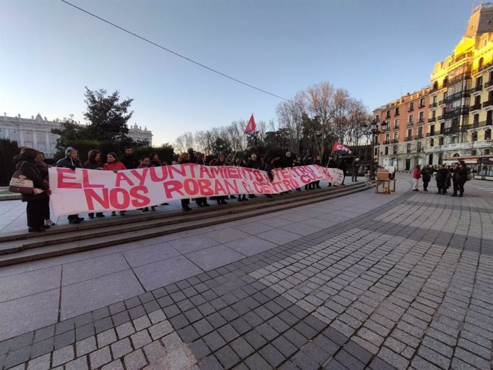 Vecinos y trabajadores protestan porque Ayuntamiento y Teatro Real "roban" Daoiz y Velarde en "privatización encubierta"