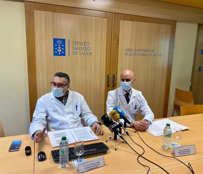 El responsable de la Oficina de Coordinación de Transplantes del área sanitaria de Pontevedra-O Salnés, el doctor José Luis Martínez Melgar, y el gerente del área, José Flores, en rueda de prensa.