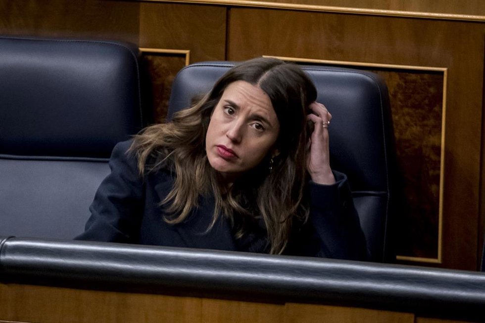 La ministra de Igualdad, Irene Montero, durante una sesión plenaria en el Congreso de los Diputados, a 24 de enero de 2023, en Madrid (España).