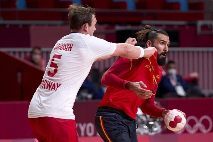 Archivo - Jorge Maqueda ante Sander Sagosen en el España-Noruega de Tokyo 2020
