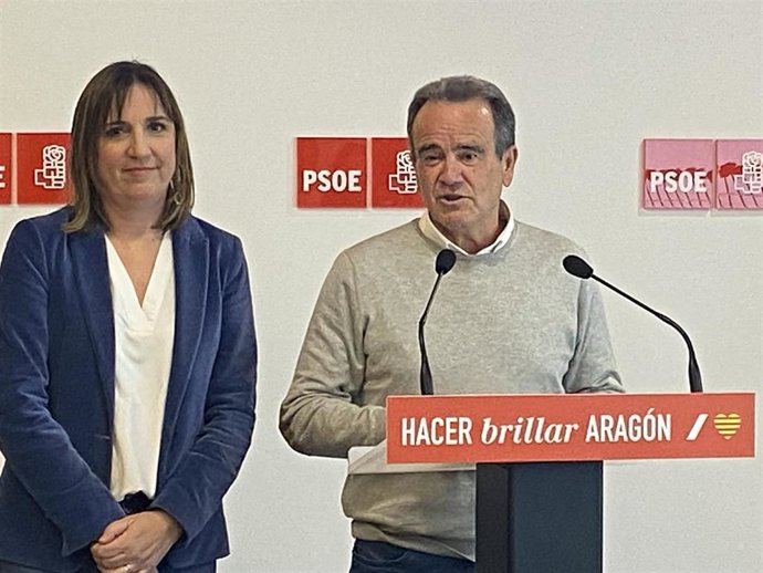 El secretario general provincial del PSOE Zaragoza, Juan Antonio Sánchez Quero, y la candidata de este partido a la alcaldía de Zaragoza, Lola Ranera.