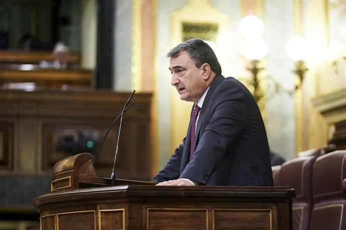 Archivo - El diputado del PNV, Aitor Esteban, interviene en una sesión plenari