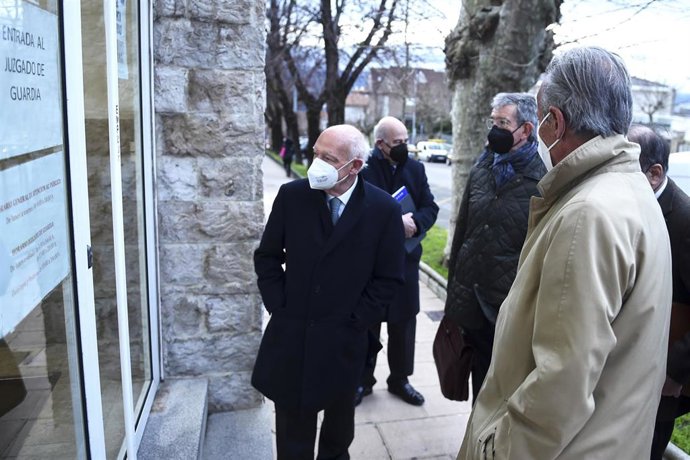 Archivo - El expresidente de Sniace Blas Mezquita (d), y uno de los excomponentes de la dirección de la empresa Manuel Huerta (i), a su llegada al juicio para declarar como acusados por los vertidos al río Saja-Besaya