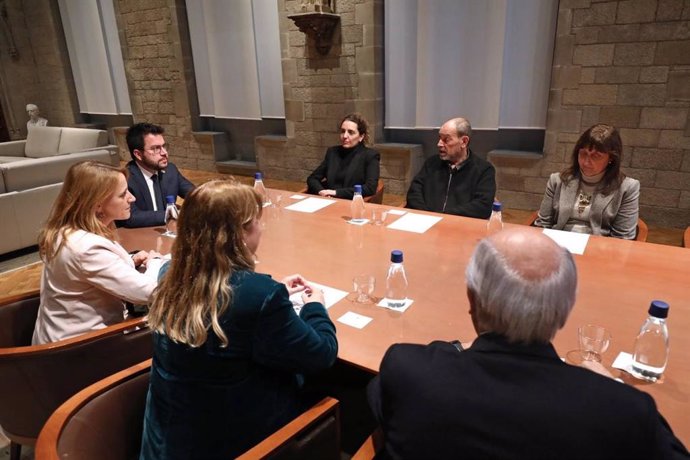 Reunión del presidente Pere Aragons y las conselleras Natlia Garriga y Natlia Mas con la plataforma Actua Cultura