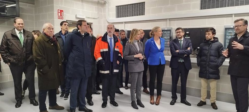 El presidente de Puertos del Estado, Álvaro Rodríguez Dapena; y el presidente del Puerto de Vigo, Jesús Vázquez Almuíña, junto a otras autoridades, en la inauguración de la 'lonja 4.0'.