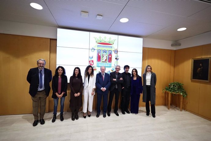 Foto de grupo de los premiados junto con las autoridades, durante el acto de entrega de los premios de periodismo Manuel Chaves Nogales