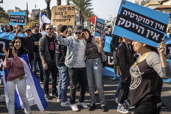 24 January 2023, Israel, Tel Aviv: Israeli High Tech industry workers block the road during a protest against the new government and the upcoming reforms. Photo: Ilia Yefimovich/dpa