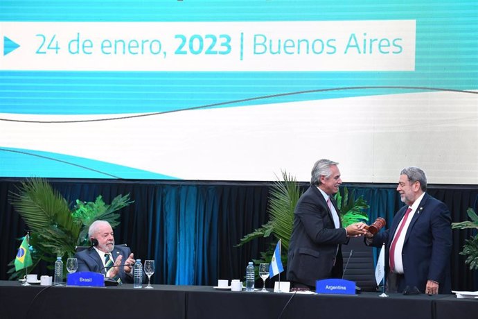 El presidente de Argentina, Alberto Fernández, traspasa la Presidencia de la CELAC al presidente de San Vicente y las Granadinas, Ralph Gonsalves