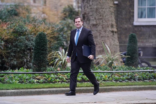 El ministro de Migración de Reino Unido, Robert Jenrick, llega a Downing Street para una reunión del gabinete