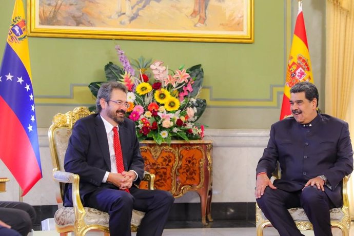 El embajador designado de España en Venezuela, Ramón Santos Martínez, con el presidente de Venezuela, Nicolás Maduro
