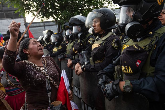 20 January 2023, Peru, Arequipa: Anti-government protesters shout slogans and hold flags during a protest demanding immediate elections, the resignation of President Boluarte, the release of ousted President Castillo, and justice for protesters killed i