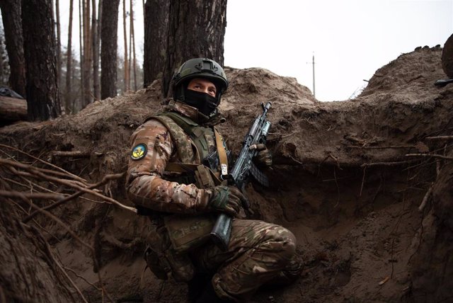 Un militar del Ejército de Ucrania en los alrededores de la ciudad de Sloviansk, en el marco de la invasión lanzada por Rusia