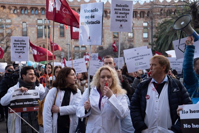 Médicos protestan en la primera jornada de huelga convocada por Metges de Catalunya (MC) y en la segunda convocada por la Intersindical, a martes 25 de enero de 2023, en Barcelona, Catalunya (España)