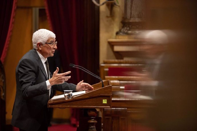 El conseller de Salud, Manel Balcells, interviene durante una sesión plenaria en el Parlament, a 24 de enero de 2023, en Barcelona, Catalunya (España). Aragons afronta esta semana la primera sesión de control del año en el Parlament con huelgas convoca