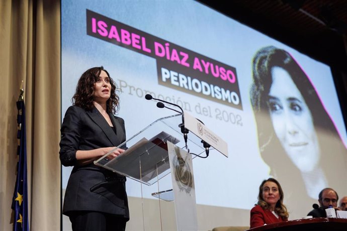 La presidenta de la Comunidad de Madrid, Isabel Díaz Ayuso, interviene tras recibir la distinción como Alumna Ilustre de la Universidad Complutense de Madrid 