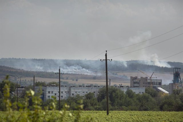 Archivo - Una columna de humo cerca de posiciones del Ejército de Rusia entre Soledar y Bajmut, en el este de Ucrania