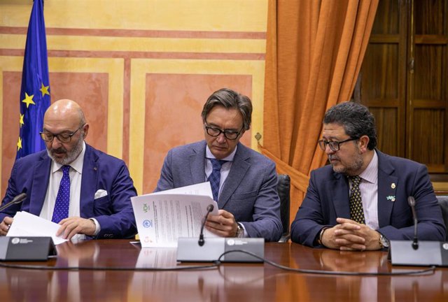 Archivo - Manuel Gavira (c), actual portavoz parlamentario de Vox, junto a Francisco Serrano (d), exlíder de Vox en Andalucía, en un acto en el Parlamento andaluz en 2019