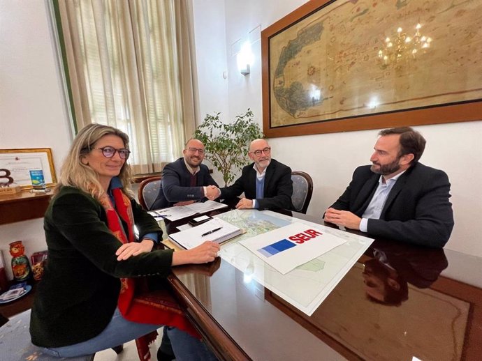 El alcalde de El Puerto con el gerente de SEUR en Cádiz.