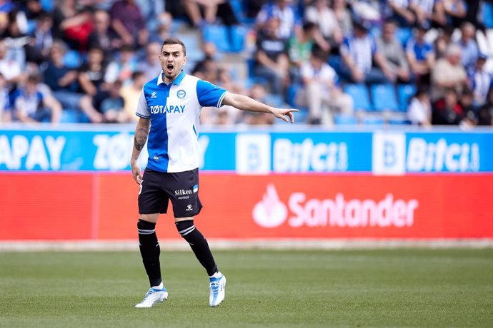 Archivo - Gonzalo Escalante of Deportivo Alaves reacts during the Spanish league match of La Liga between, Deportivo Alaves and Villarreal CF at Mendizorrotza on April 30, 2022, in Vitoria, Spain.