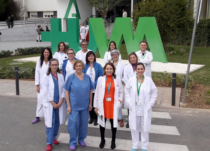 Profesionales sanitarios del Hospital Macarena, a las puertas del centro sanitario.