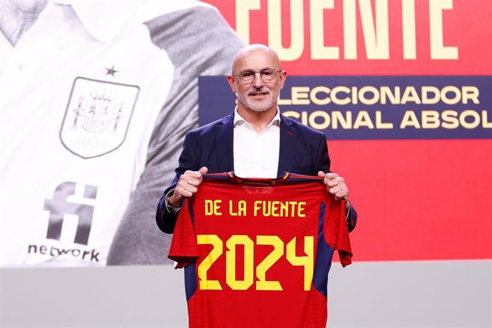 Archivo - Luis de la Fuente pose for photo with the official T-Shirt during his presentation as new head coach of Spain football team at Ciudad del Futbol on december 12, 2022, in Las Rozas, Madrid, Spain.