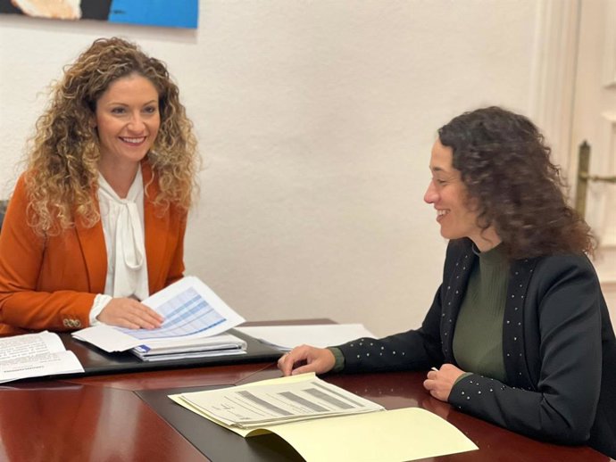 La delegada del Gobierno, Ainoa Quiñones, y la directora provincial del INSS, Eva Suárez