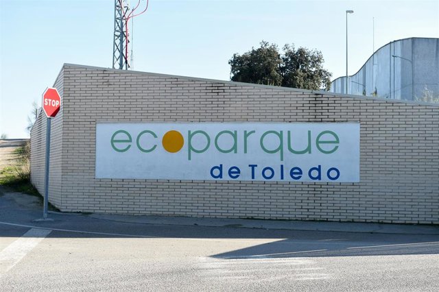Entrada del vertedero Ecoparque de Toledo donde se busca al segundo de los dos primos menores desaparecidos.