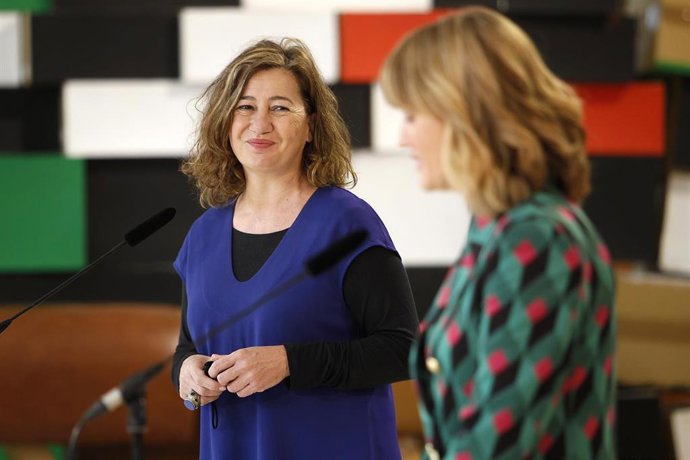 Archivo - La presidenta del Govern balear, Francina Armengol, junto a la ministra de Educación y portavoz del PSOE, Pilar Alegría.