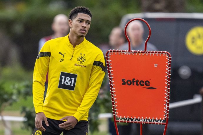 06 January 2023, Spain, Marbella: Dortmund's Jude Bellingham warms up during a training session as part of Borussia Dortmund training camp in Marbella. Photo: David Inderlied/dpa