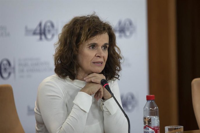 Archivo - La portavoz adjunta del grupo Por Andalucía, Esperanza Gómez, en una foto de archivo en rueda de prensa en el Parlamento andaluz.