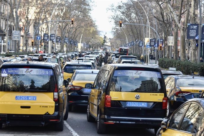 Taxis ocupando la Gran Via de Barcelona durante el paro de cuatro horas del sector.