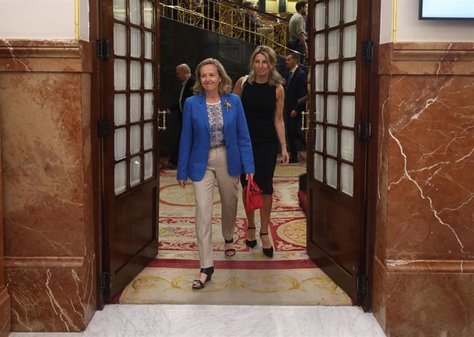 Archivo - La vicepresidenta primera y ministra de Asuntos Económicos, Nadia Calviño (i), y la vicepresidenta segunda y ministra de Trabajo y Economía Social, Yolanda Díaz