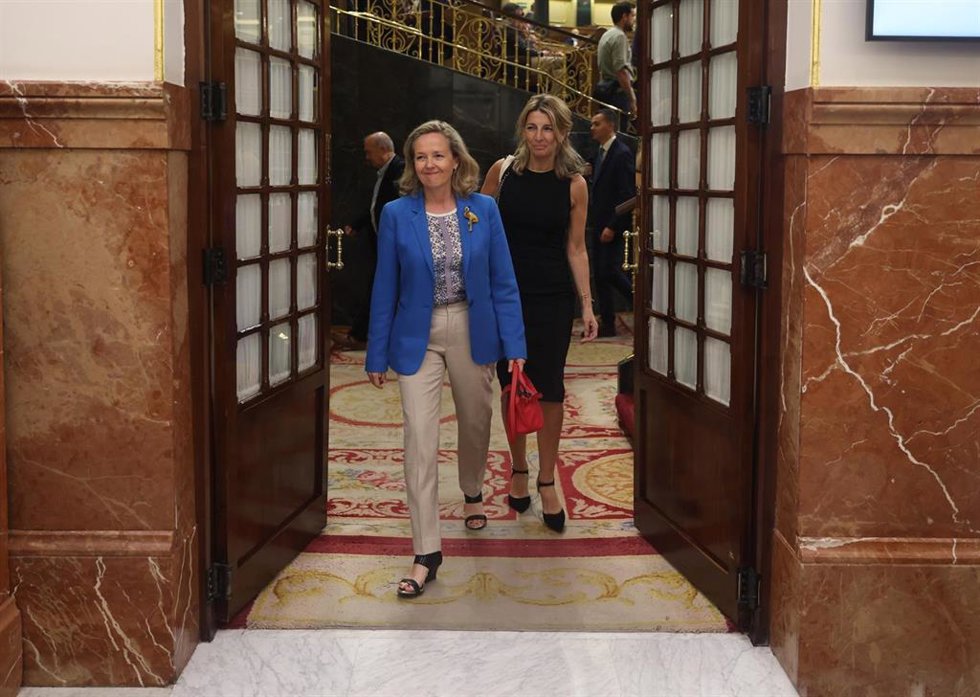 Archivo - La vicepresidenta primera y ministra de Asuntos Económicos, Nadia Calviño (i), y la vicepresidenta segunda y ministra de Trabajo y Economía Social, Yolanda Díaz