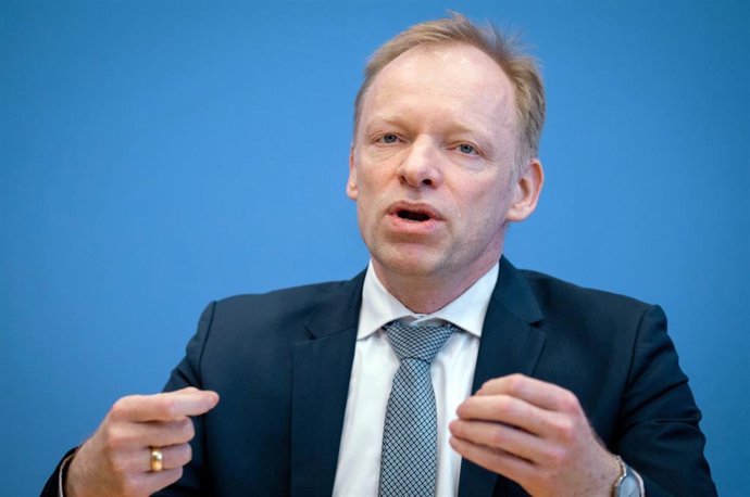 Archivo - FILED - 18 February 2019, Berlin: Clemens Fuest, President of the Ifo Institute, gives a press conference in Berlin. Photo: Kay Nietfeld/dpa