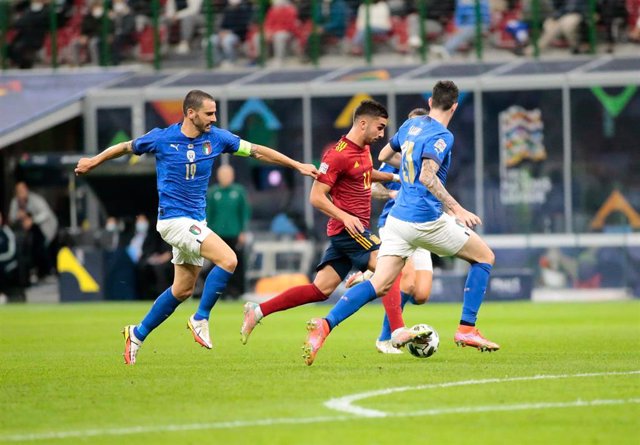 Archivo - Ferran Torres conduce la pelota perseguido por Bonucci en el Italia-España de la 'Final a Cuatro' de la Liga de Naciones 20-21