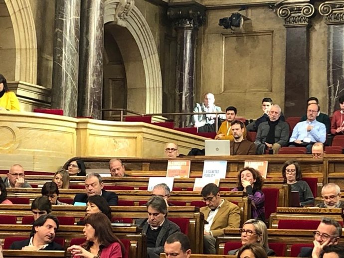 El escaño de la CUP este miércoles el Parlament, ocupado sólo por las diputadas Eullia Reguant y Montserrat Vinyets.