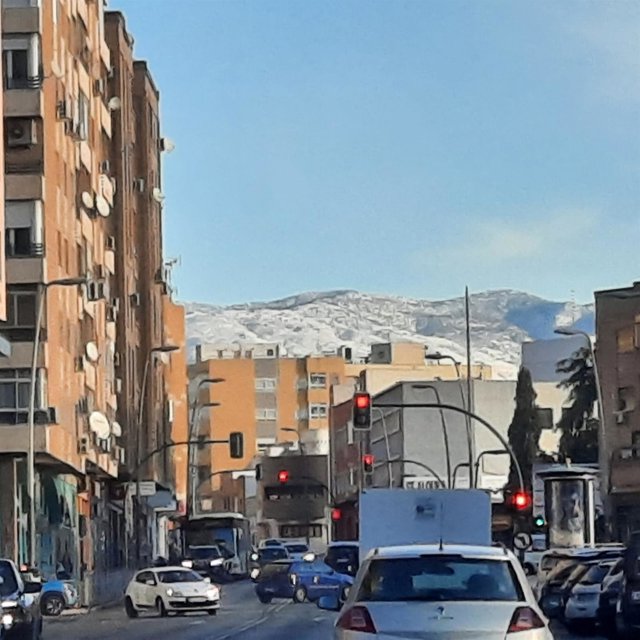 Vista de la nieve que cubre Sierra Alhamilla desde la carretera de Ronda de la capital almeriense