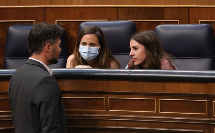 Archivo - La ministra de Derechos Sociales y Agenda 2030, Ione Belarra (i), y la ministra de Igualdad, Irene Montero, conversan con el portavoz de Esquerra Republicana (ERC) en el Congreso, Gabriel Rufián.