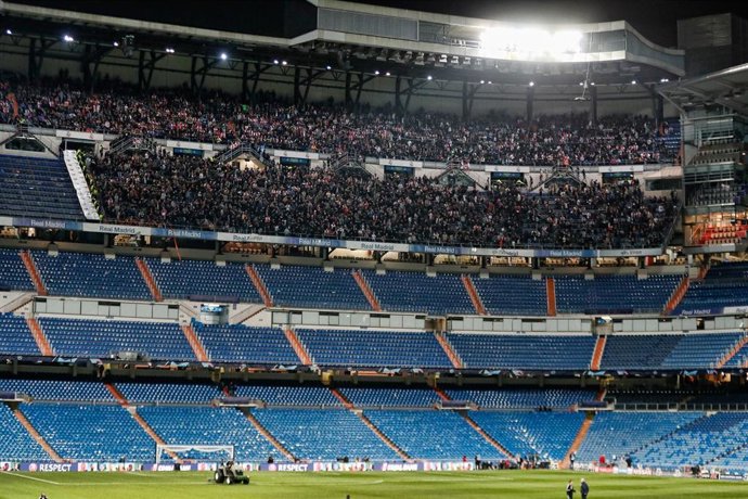 Archivo - Aficionados del Ajax en un partido de Champions en el Santiago Bernabéu. 