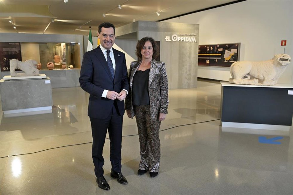 El presidente de la Junta de Andalucía, Juanma Moreno, (i) junto a la consejera de Salud y Consumo, Catalina García, (d) posan tras el Consejo de Gobierno ordinario en el Museo Íbero, a 24 de enero de 2023 en Jaén (Andalucía, España). El Consejo de Gobi