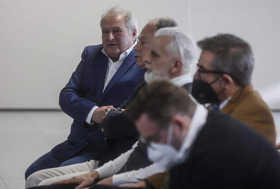 El expresidente de la Diputación y del PP de la provincia de Valencia Alfonso Rus (1i), y el exgerente de la empresa pública Imelsa, Marcos Benavent (3d), durante el juicio de los 'zombies'