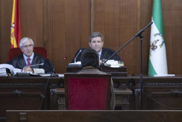 Archivo - El acusado de asesinar a su hermano durante el juicio en la Audiencia Provincial de Sevilla