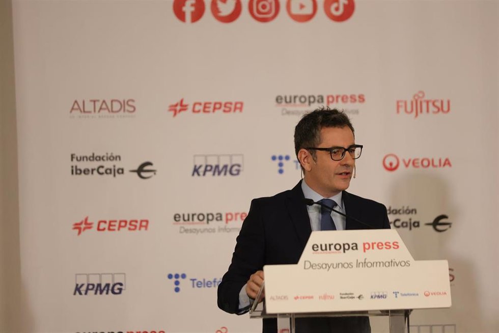 El ministro de la Presidencia, Relaciones con las Cortes y Memoria Democrática, Félix Bolaños, interviene durante un desayuno de Europa Press, en el Rosewood Villa Magna.