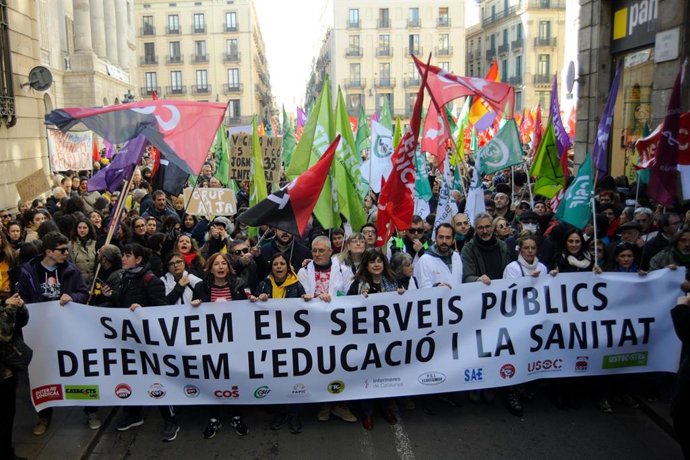 Los sindicatos educativos y los sanitarios protestan en la primera jornada de huelga, a miércoles 25 de enero de 2023, en Barcelona, Catalunya (España)