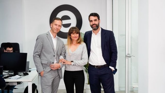 El ex director de Comunicación del CSD José Luis Bajo Benayas, a la izquierda de la imagen, nuevo 'dircom' de la consultora Estrategos junto a Amparo Plaza y Francisco Jerez, directora de Comunicación y Marketing y CEO de la compañía, respectivamente.