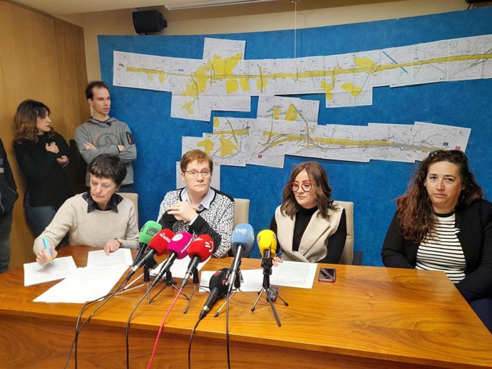 Rita Roldán, alcaldesa de Barásoain, Yolanda Obanos, alcaldesa de Tiebas- Muruarte de Reta, Berta Sánchez, alcaldesa de Garínoain, y Charo Guillén, alcaldesa de Pueyo, durante la rueda de prensa